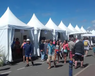 Différents stands lors d'un évènement à Saint Gilles Croix de Vie