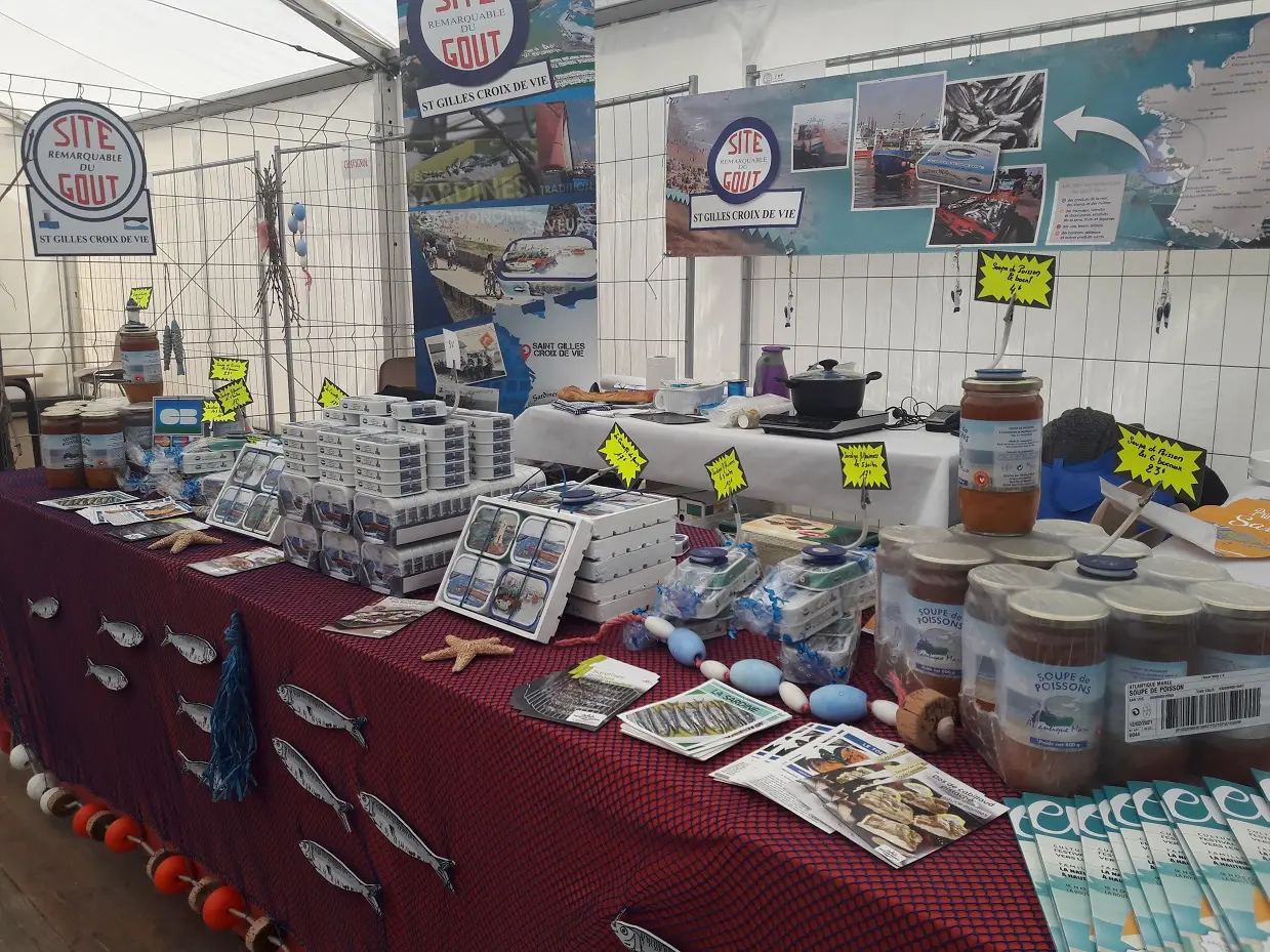 Des sardines de SGXV en vente sur une foire d'exposition